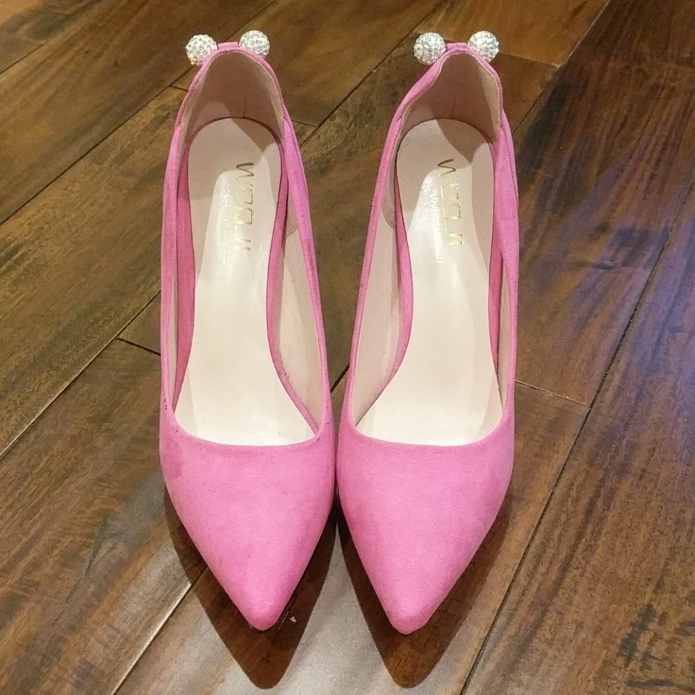Red bottom Pink pointy pumps in 7